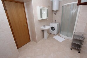 Shower, hair dryer, towels - Mediterranean apartment in Rovinj, only 500 metres from the beach, with private terrace and barbecue (Rovinj)