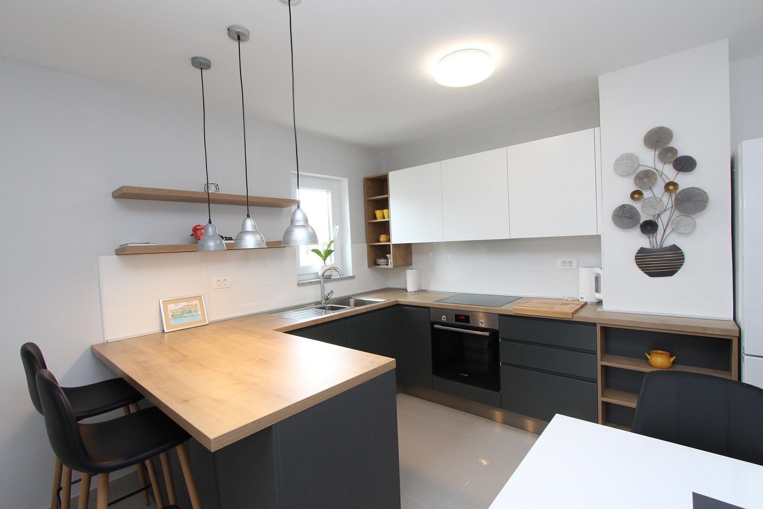 Frigorífico, placa de cocina, lavavajillas y cafetera o tetera