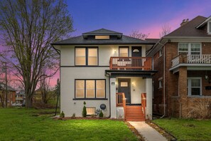 Exterior - Epic Family Getaway Hot Tub + Mural Game Room (Detroit)