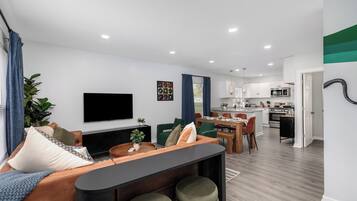 Smart TV, ping pong, stereo