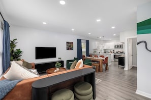 Smart TV, ping pong, stereo - Epic Family Getaway Hot Tub + Mural Game Room (Detroit)