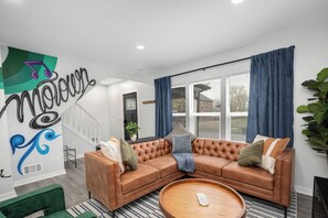 Smart TV - Epic Family Getaway Hot Tub + Mural Game Room (Detroit)