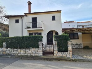 Exterior - Idyllic studio apartment just 600 metres from the beach with parking, WiFi, air conditioning (Rovinj)