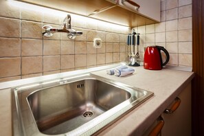 Fridge, microwave, stovetop, coffee/tea maker - Dog-friendly studio apartment with pool, cot, barbecue, parking space (Rovinj)