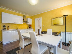Dining - Special apartment with swimming pool, barbecue area, cot – dog-friendly (Rovinj)