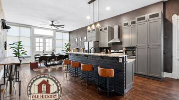 Jääkaappi, mikroaaltouuni, uuni, liesi