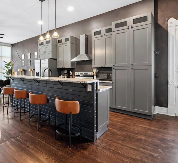 Fridge, microwave, oven, stovetop - Arcade Game Room + Sleeps 12 Fast WiFi + Workspace Backyard Hangout (Dayton)
