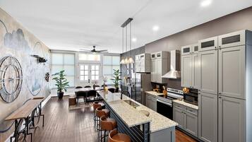 Mikrovågsugn, ugn, spishäll och diskmaskin