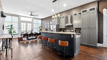 Mikrovågsugn, ugn, spishäll och diskmaskin