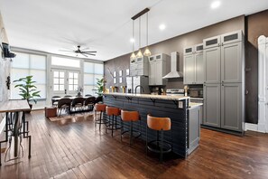 Een microgolfoven, een oven, een kookplaat, een vaatwasser