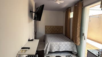 Tabla de planchar con plancha, wifi, ropa de cama