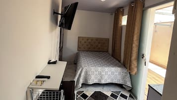 Tabla de planchar con plancha, wifi, ropa de cama