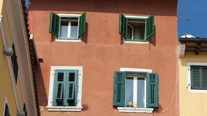 A multi-story building with balconies, air conditioning units, and a variety of window styles. - Impressive apartment with sea view right in Rovinj, only 200 metres from the beach (Rovinj)