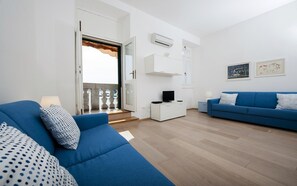 Living area - Impressive apartment with sea view right in Rovinj, only 200 metres from the beach (Rovinj)