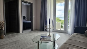 Desk, free WiFi, bed sheets - Dog-friendly luxury apartment with pool, cot, parking space, WiFi (Kanfanar)