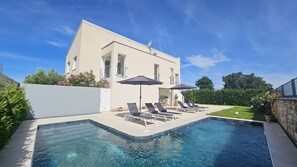 Pool - Dog-friendly luxury apartment with pool, cot, parking space, WiFi (Kanfanar)