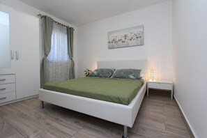 Desk, free WiFi, bed sheets - Modern apartment with charming terrace, private parking, air conditioning, WiFi (Rovinj)