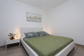 Desk, free WiFi, bed sheets - Modern apartment with charming terrace, private parking, air conditioning, WiFi (Rovinj)