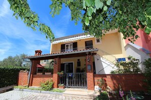 Exterior - Bright apartment with idyllic barbecue area, cot, private parking (Rovinj)