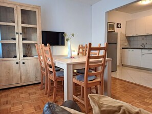 Dining - Bright apartment with idyllic barbecue area, cot, private parking (Rovinj)
