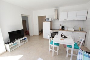 Coffee/tea maker, fridge, microwave, stovetop - Fantastic apartment just 400 metres from the beach – pets are welcome (Rovinj)