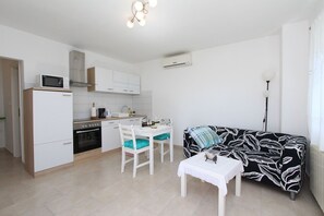 Living area - Fantastic apartment just 400 metres from the beach – pets are welcome (Rovinj)