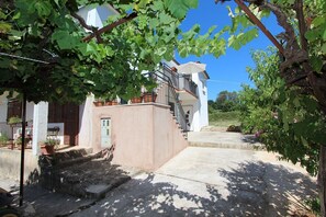 Property grounds - Fantastic apartment just 400 metres from the beach – pets are welcome (Rovinj)