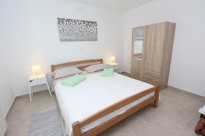 1 bedroom, desk, free WiFi, bed sheets - Fantastic apartment just 400 metres from the beach – pets are welcome (Rovinj)