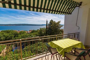 Outdoor dining - Picturesque apartment just 500 metres from the beach with sea views, barbecue area, parking space (Crikvenica)