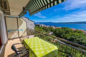 Outdoor dining - Picturesque apartment just 500 metres from the beach with sea views, barbecue area, parking space (Crikvenica)