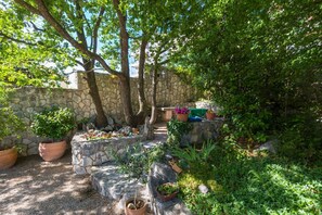 Terrace/patio - Picturesque apartment just 500 metres from the beach with sea views, barbecue area, parking space (Crikvenica)