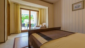 Ett hotellrum med en säng, en stol och utsikt över omgivningarna.