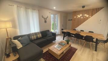 Smart-TV, Kamin, Tischtennisplatte, Bücher
