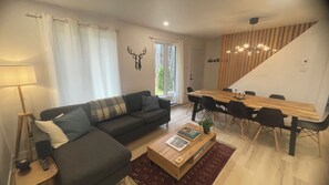 Smart-TV, Kamin, Tischtennisplatte, Bücher