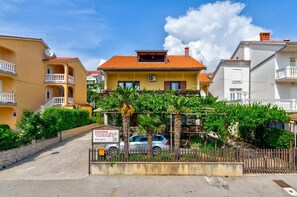 Exterior - Cosy apartment just 570 metres from the beach with sea view, parking space, WiFi (Crikvenica)