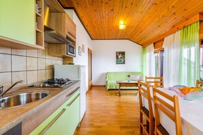 Fridge, microwave, stovetop, dishwasher - Cosy apartment just 570 metres from the beach with sea view, parking space, WiFi (Crikvenica)