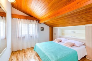 Desk, free WiFi, bed sheets - Cosy apartment just 570 metres from the beach with sea view, parking space, WiFi (Crikvenica)