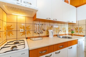 Kühlschrank, Herdplatte, Wasserkocher mit Kaffee-/Teezubehör