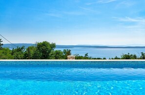 Pool - Light-filled apartment just 600 metres from the sandy beach with pool, gym, sea view (Crikvenica)