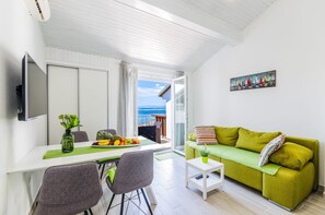 Living area - Light-filled apartment just 600 metres from the sandy beach with pool, gym, sea view (Crikvenica)