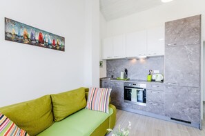 Interior - Light-filled apartment just 600 metres from the sandy beach with pool, gym, sea view (Crikvenica)