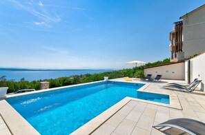 Pool - Light-filled apartment just 600 metres from the sandy beach with pool, gym, sea view (Crikvenica)