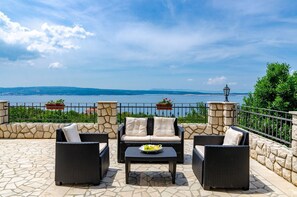 Terrace/patio - Light-filled apartment just 600 metres from the sandy beach with pool, gym, sea view (Crikvenica)