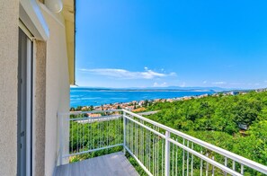 Property grounds - Light-filled apartment just 600 metres from the sandy beach with pool, gym, sea view (Crikvenica)