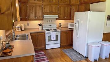 KĂŒhlschrank, Mikrowelle, Ofen, Herdplatte