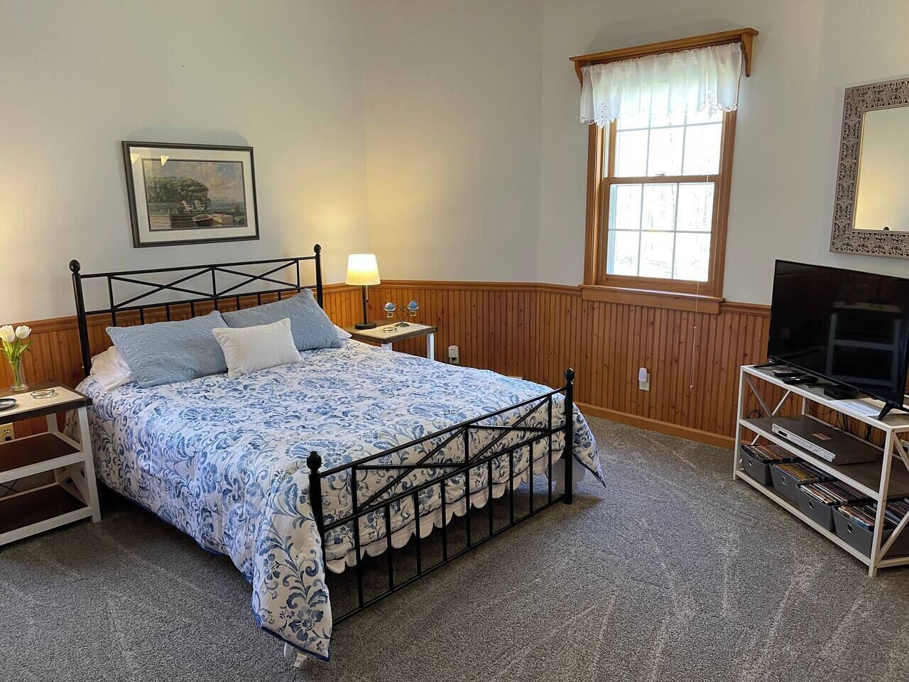 Skrivebord, strykejern/-brett, reiseseng for barn og wi-fi