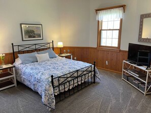 Escritorio, tabla de planchar con plancha, cuna de viaje y wifi 