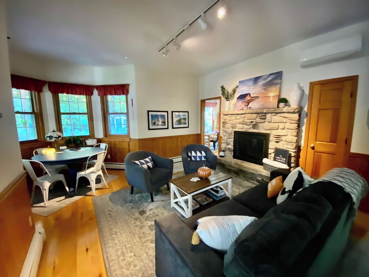 Televisión y chimenea 