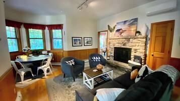 Televisión y chimenea