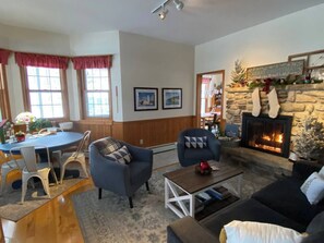 Una televisión, una chimenea